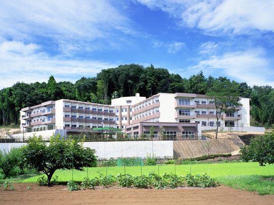 自然に囲まれた外観  
