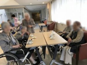 談笑する明るい部屋