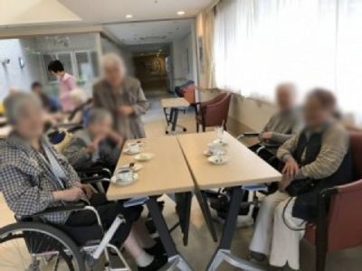 談笑する明るい部屋