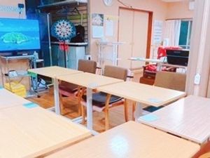 明るい食堂のテーブル