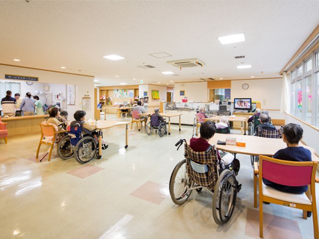 ゆったり過ごせる食堂 ダイニングルーム 広々とした明るいダイニングルームは、ご高齢の方々が食事や会話を楽しんでおられます。車椅子の方も安心の設計です。