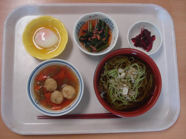 栄養バランスの良い食事 食堂 彩り豊かな食事が提供され、健康に配慮したメニューが揃っています。リラックスして食事を楽しめます。