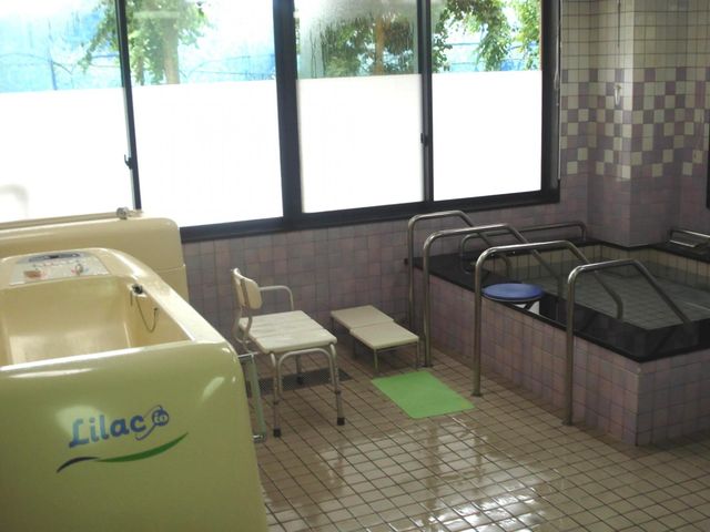 機能的な浴室 浴室 自然光が差し込む開放感のある浴室です。安全に配慮された設備で、安心して使えます。