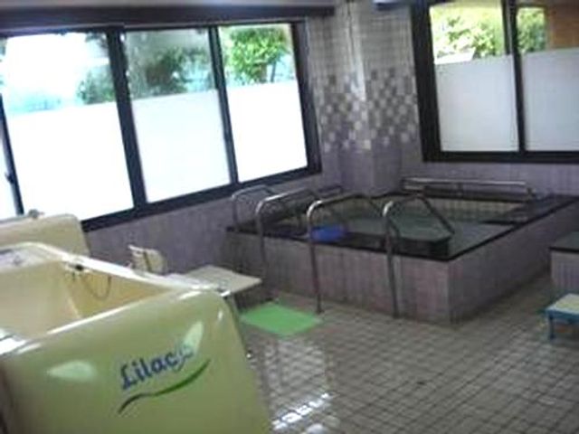 広々とした浴室 浴室 自然光が入る明るい空間の浴室です。快適にリラックスできる設備が整っています。