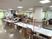 広い食堂のテーブル席  
