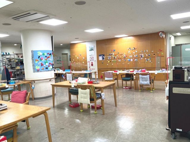 優しい雰囲気のダイニングルーム ダイニングルーム 広々としたダイニングルームでは、自然光が室内を明るく照らし、快適に過ごせます。