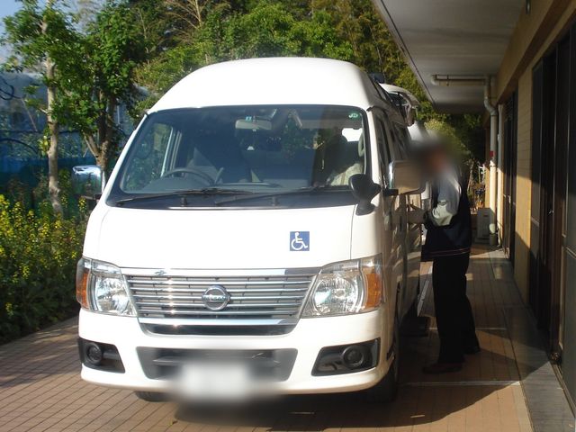 送迎用車両の停車 エントランス 送迎車が利用者を快適にお迎えするためのスペースです。スムーズな乗降が可能になっています。