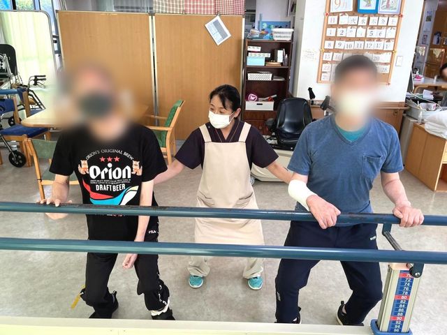 訓練中の様子の室内 機能訓練室 専門スタッフによる機能訓練が行われています。参加者のサポートがしっかりとされており、安心です。