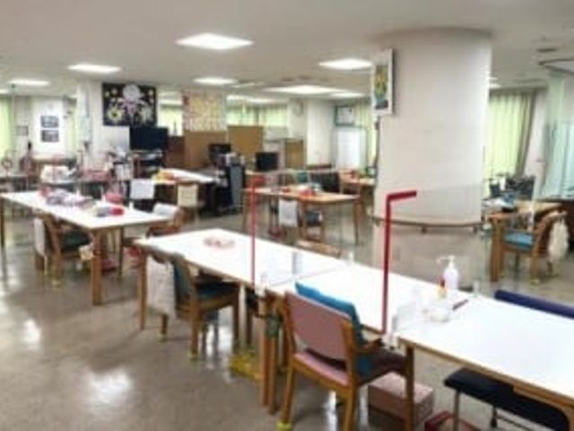 広々とした多目的室 多目的室 明るく開放的な空間が広がっています。自然な光が入り、多様な活動に適した場所です。