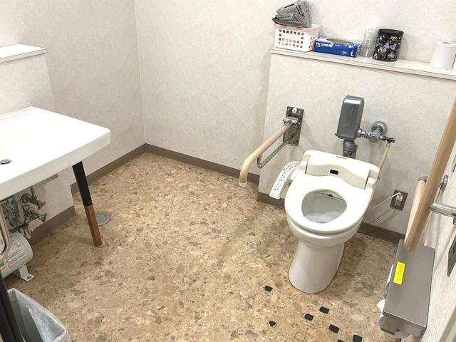 設備が整ったトイレ トイレ 手すり付きで安全に配慮された空間です。広々とした設計で、使いやすさが考慮されています。