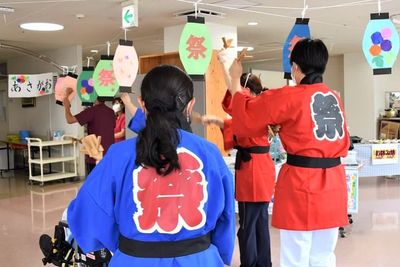 盆踊りを楽しむ人々の背中