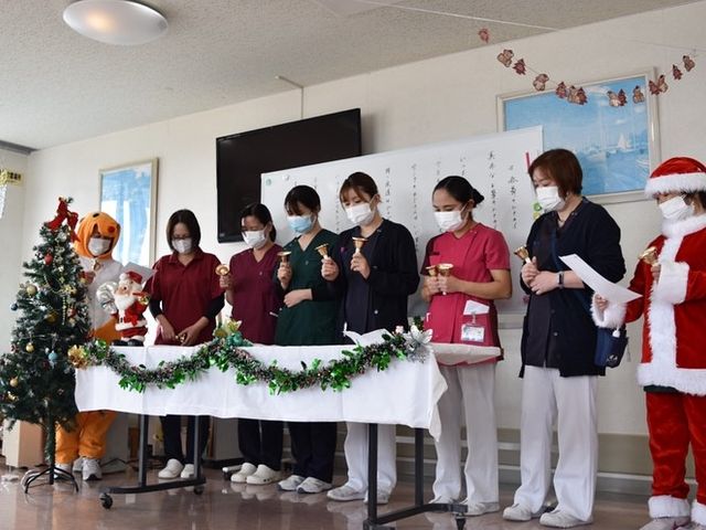 クリスマスイベントの様子 多目的室 スタッフが仮装をして、季節の行事を楽しむ様子のある空間です。サンタの衣装もみられ、賑やかな雰囲気が感じられます。