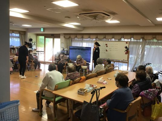 スタッフと入居者の活動風景