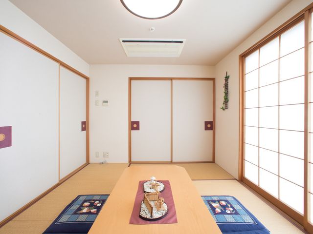 明るい和室の居室 和室 ゆったりとした雰囲気の和室です。畳の上に座布団が敷かれ、リラックスして過ごせる空間になっています。