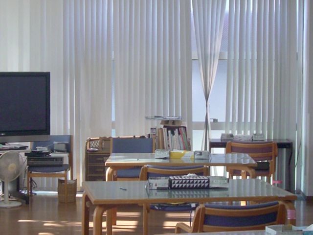 明るいラウンジ ラウンジ 自然光が差し込む明るいラウンジです。椅子に座ってリラックスした時間をお過ごしください。