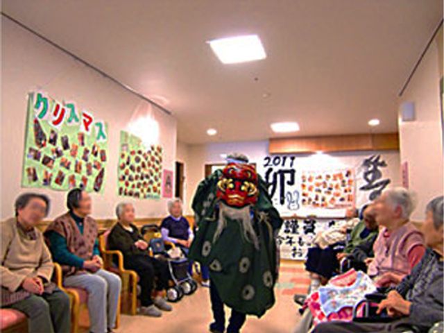 活気ある廊下 廊下 イベントが行われ、多くの方々が楽しまれている様子です。明るい雰囲気が広がっています。