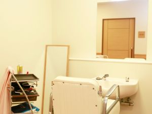 洗面台と車椅子がある部屋