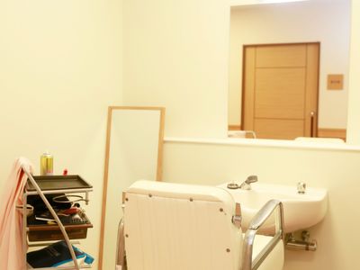 洗面台と車椅子がある部屋