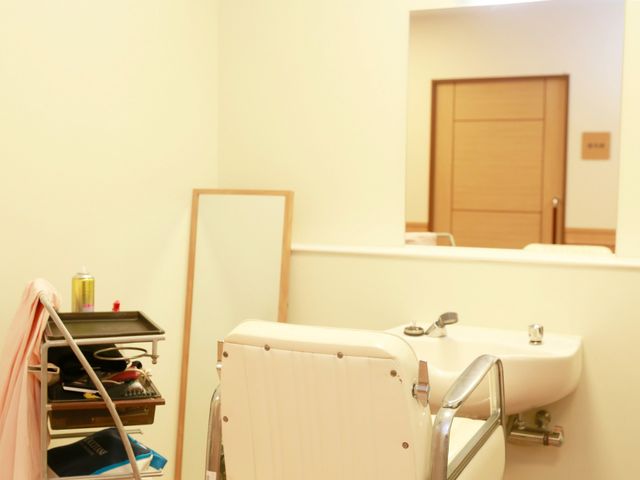 洗面台と車椅子がある部屋 浴室 広々とした洗面スペースには、車椅子でも利用しやすいデザインが採用されています。