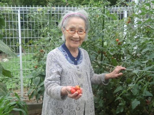 庭で笑顔の高齢者