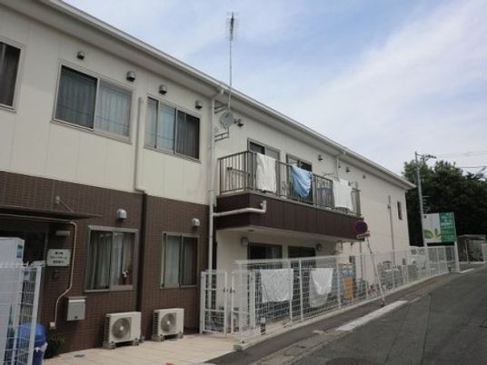 外観の建物と入り口