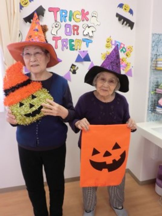 ハロウィン祝う高齢者二人