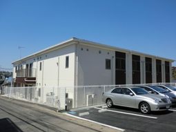 明るい日差しの外観