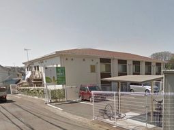 明るい外観の建物