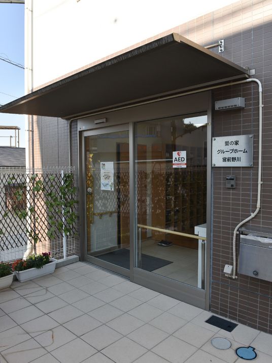 明るいエントランスの景色