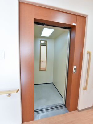 広々としたエレベーターの入口