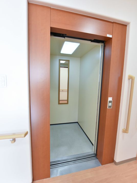 広々としたエレベーターの入口