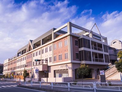モダンな外観の建物