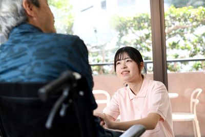 車椅子の男性と介護士