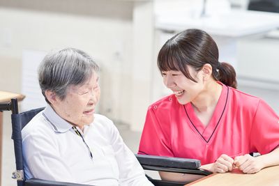 笑顔で話すスタッフと利用者の交流