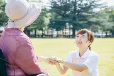 手を取り合う様子
