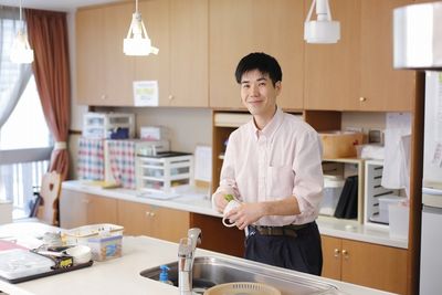 調理中の男性とキッチン