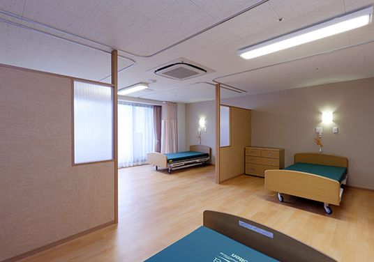 明るい二人部屋の居室