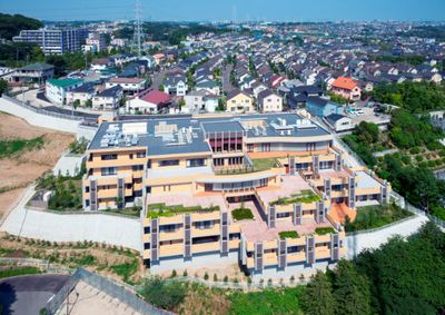 丘の上の建物外観