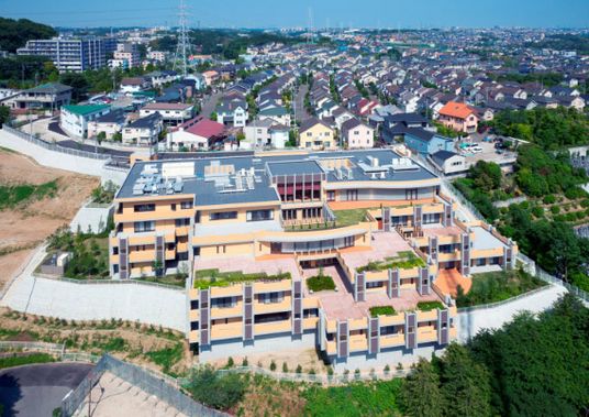 丘の上の建物外観