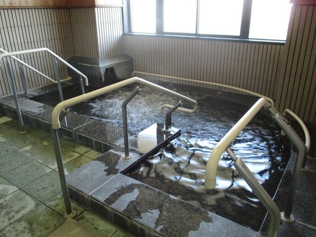 リラックスできる浴室 浴室 手すりが充実した浴室です。自然光が入る快適な環境で、入浴が安心して行えます。