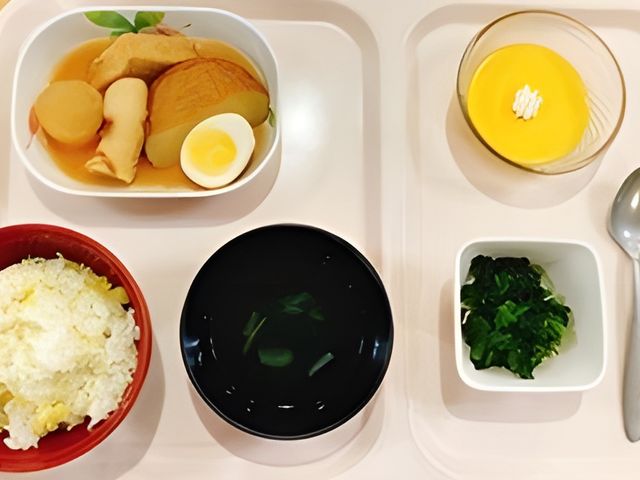 和食の給食 ダイニングルーム 栄養バランスの取れた和食の給食が提供されており、安心してご利用いただけます。
