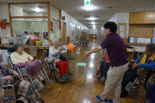 車椅子の方々と活動するスタッフ