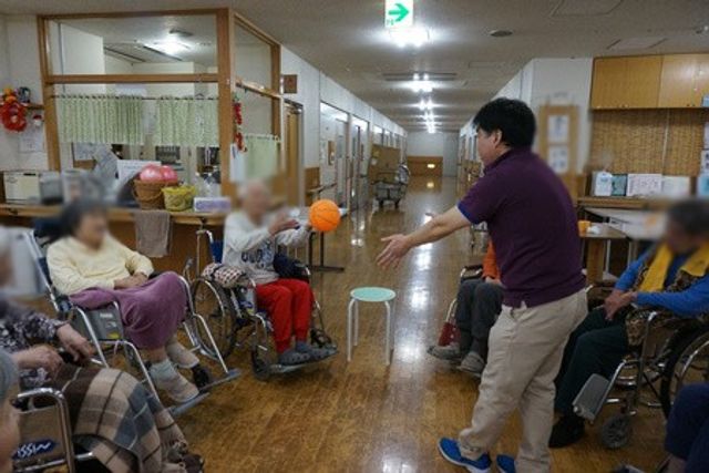車椅子の方々と活動するスタッフ 廊下 自然な雰囲気でスタッフが車椅子の方々と楽しそうに活動をしています。働きやすい環境です。