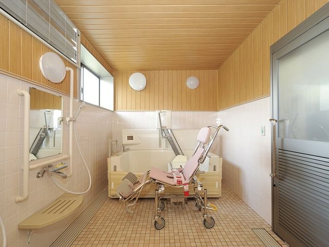 設備が整った浴室 浴室 自然光が差し込む、広々とした入浴空間です。設備が整っており、快適に働けます。