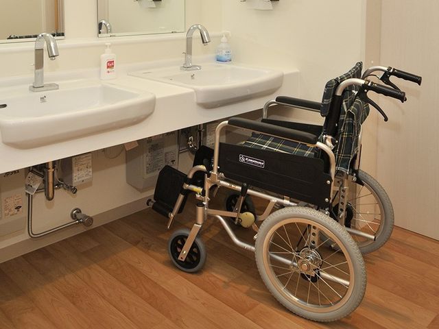 車椅子用の洗面台 洗面台 広々としたスペースで車椅子も利用しやすい洗面台です。移動がスムーズに行えます。