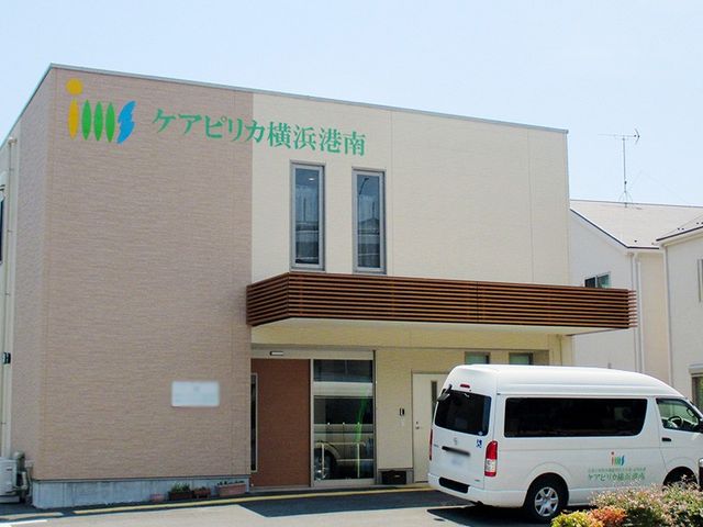 明るい外観 外観 清潔感のある外観です。施設入口に車の駐車スペースがあり、アクセスが簡単です。