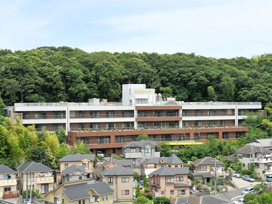 森に囲まれた施設外観  