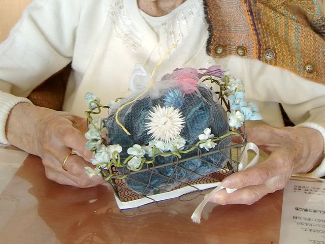 手芸を楽しむ様子の室内 スタッフイメージ 利用者が手作りのアート作品を楽しんでいます。和やかな雰囲気の中で創作活動ができます。