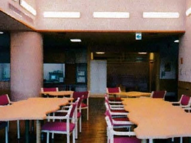 広々としたダイニングルーム ダイニングルーム 自然光が差し込む明るい食事スペースです。快適な環境でリラックスできます。