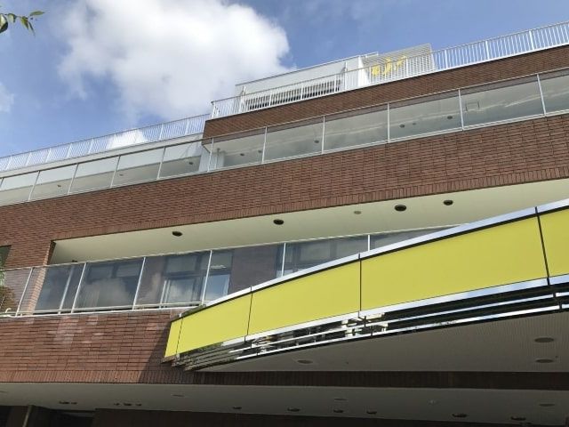 落ち着いた外観の建物 外観 開放感あるバルコニーが特徴の建物です。リラックスできる空間が広がっています。